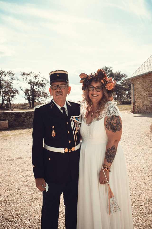 Mariée bohème rock avec tatouages posant avec son père