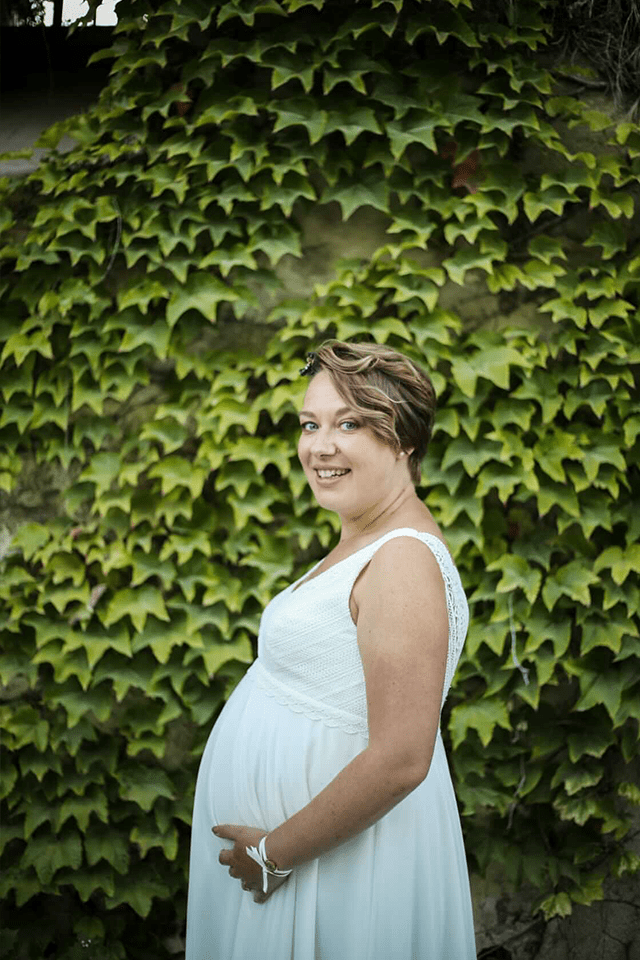 Robe de mariée coupe empire fluide pour femme enceinte en extérieur