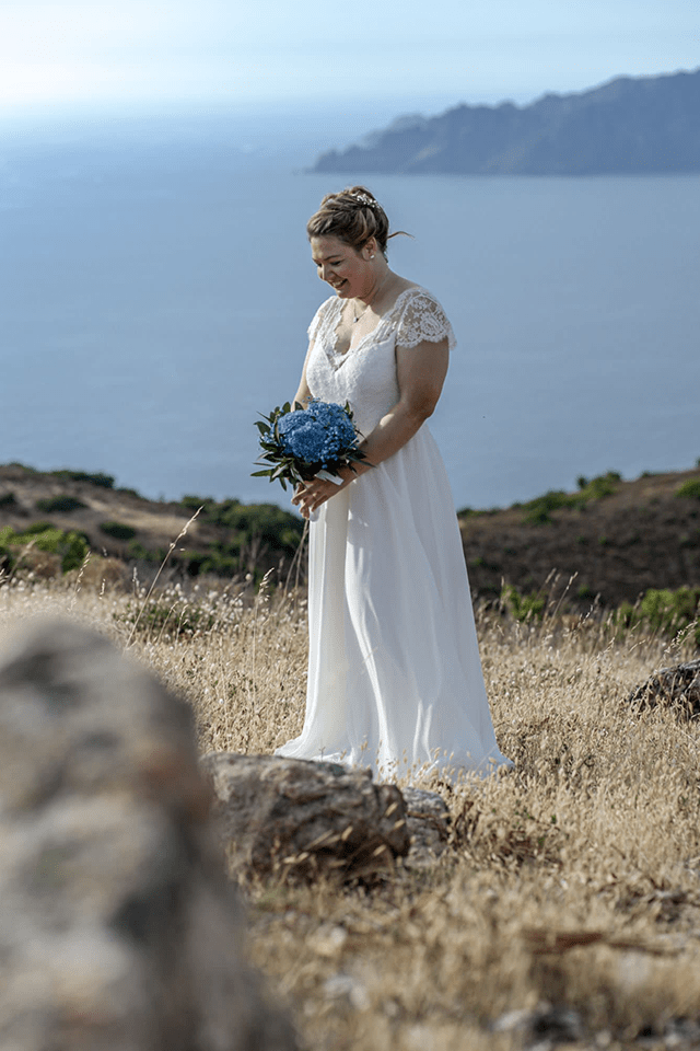 Robe de mariée grande taille sur-mesure à la plage en Corse