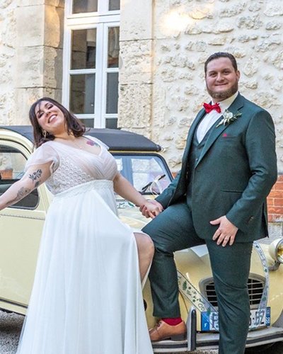 Photo de couple marié, Anais et son mari, devant une voiture 2 cheveaux