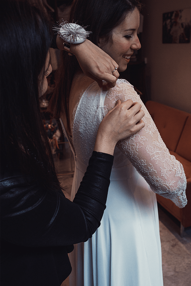 Ajustement artisanal d’une robe de mariée après perte de poids