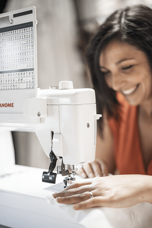 Créatrice en Provence confectionnant une robe de mariée sur-mesure à la main