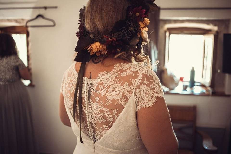 Essayage bohème d’une robe de mariée grande taille avec couronne de fleurs