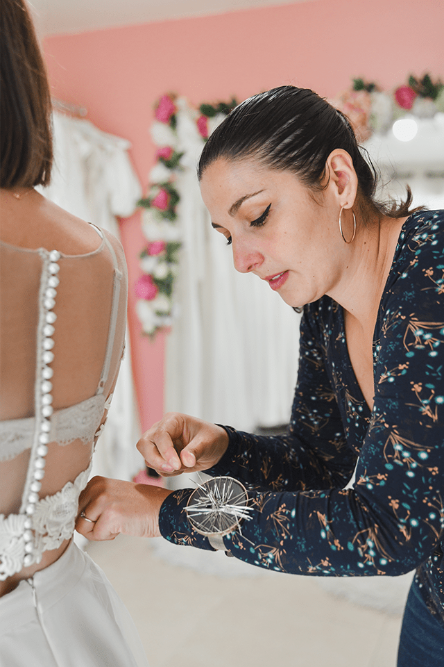 Essayage express d’une robe de mariée sur-mesure personnalisée en showroom