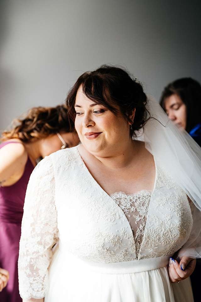 Femme à forte poitrine en robe de mariée élégante