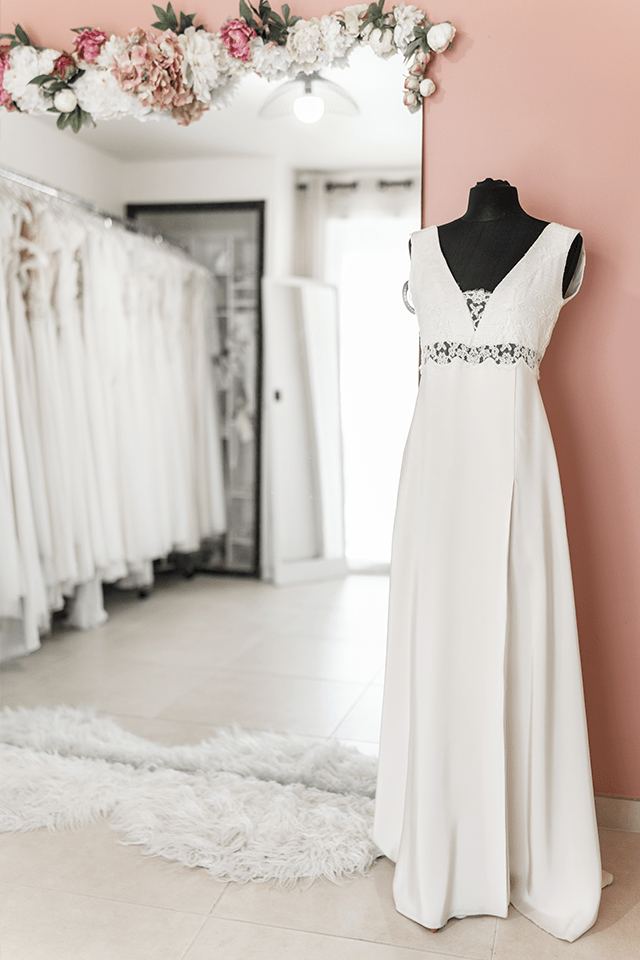 Robe de mariée sans manches sur mannequin en showroom