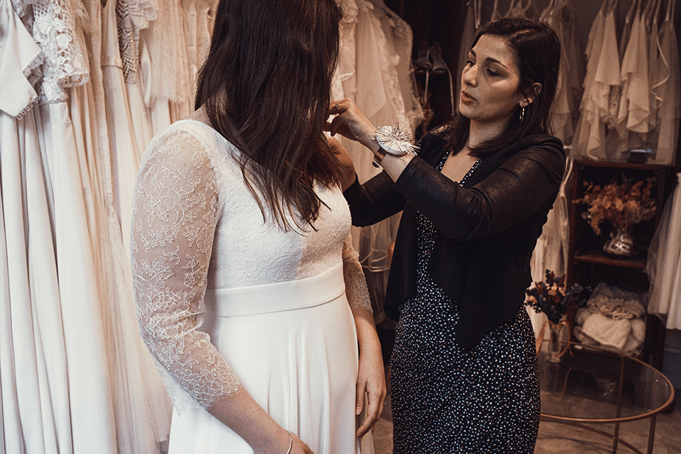 Robe de mariée sur-mesure ajustée après une grossesse, confection artisanale à la main par Kaa Couture