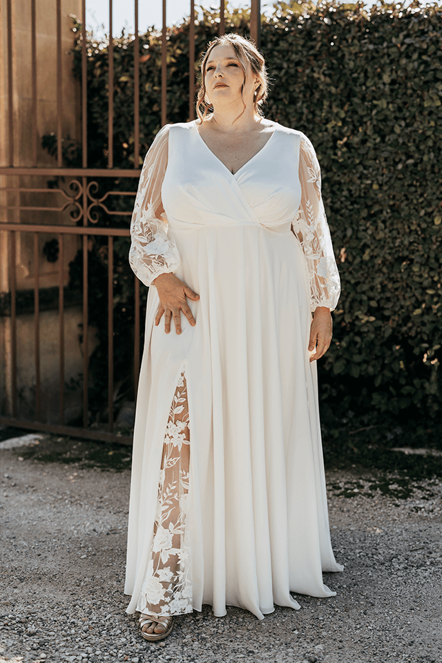 Robe de mariée Sandrine, modèle grande taille avec manches en dentelle et fente élégante, coupe flatteuse et confortable