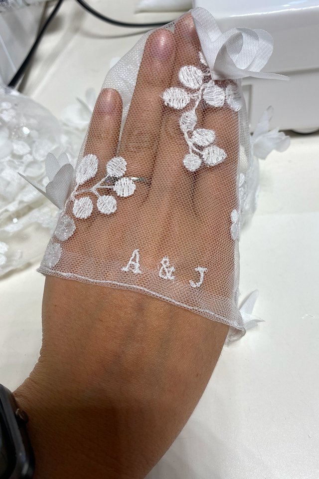 Broderie d'accessoires de robe de mariée sur une main