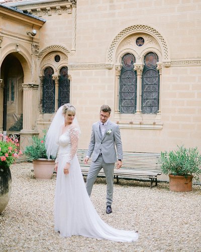 Blandine portant sa robe sur-mesure Kaa Couture et son mari