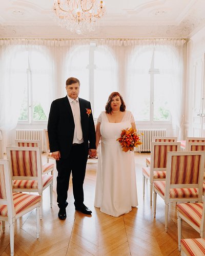 Carine portant sa robe sur-mesure Kaa Couture et son mari Arnaud