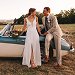 Robe de mariée moderne portée par Céline, avec fente élégante et décolleté profond, dans un style épuré