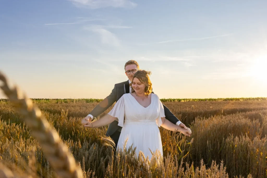 Charlotte portant sa robe sur-mesure Kaa Couture et son mari