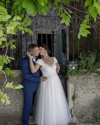 Claire portant sa robe sur-mesure Kaa Couture et son mari