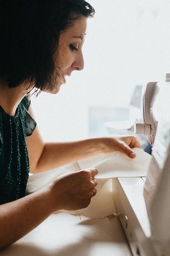 Couture d’une robe de mariée sur-mesure à la machine dans l’atelier Kaa Couture