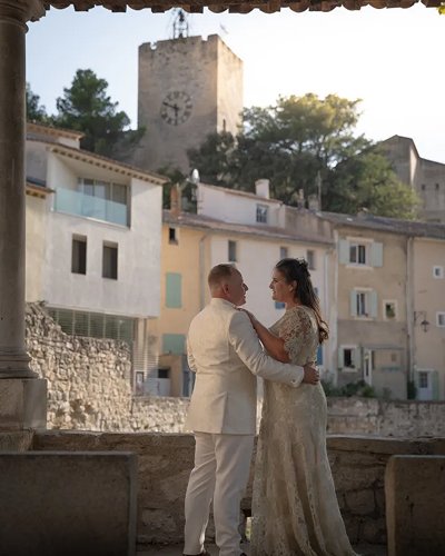 Jessica portant sa robe sur-mesure Kaa Couture et son mari