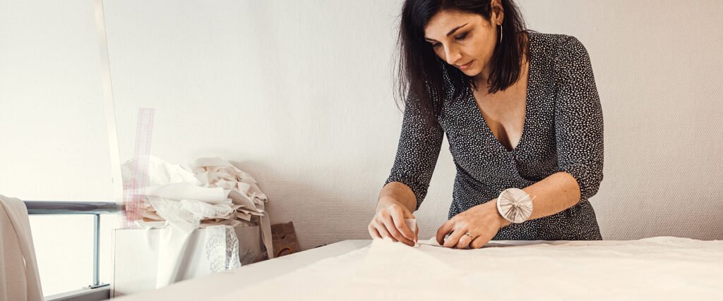 Karolle-Anne, créatrice de Kaa Couture, en préparation d’une robe de mariée sur-mesure dans son atelier