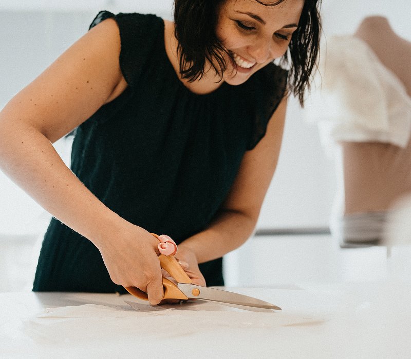 Karolle-Anne taillant une robe de mariée