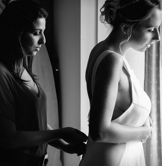 Karolle-Anne finalise la robe sur mesure d'une future mariee