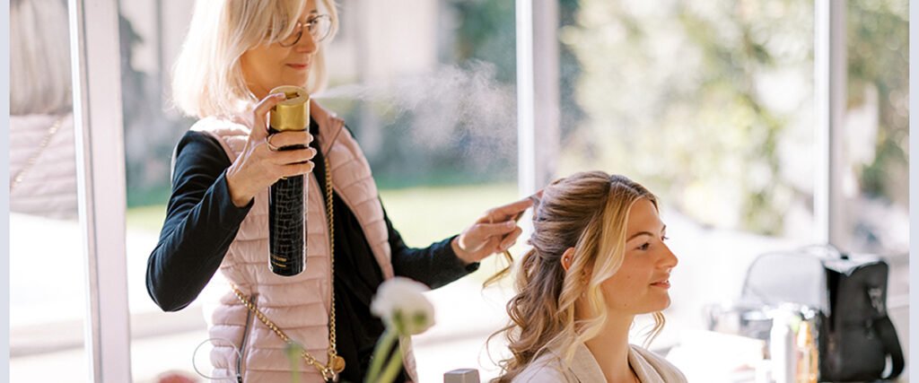 Mise en beauté de la mariée par une partenaire de Kaa Couture avant la cérémonie de mariage