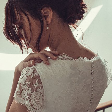 Femme en robe de mariée demi-mesure kaacouture