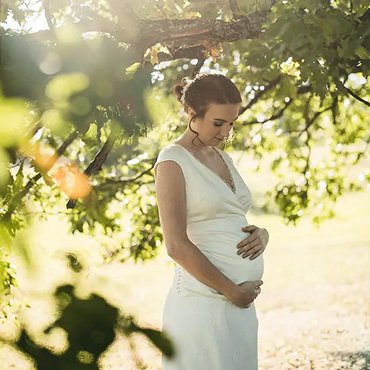 Robe de mariée sur-mesure Kaa Couture portée par une future maman, dans un cadre naturel en Provence