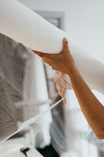 Tulle blanc déroulé dans l’atelier de Kaa Couture pour la création de robes de mariée