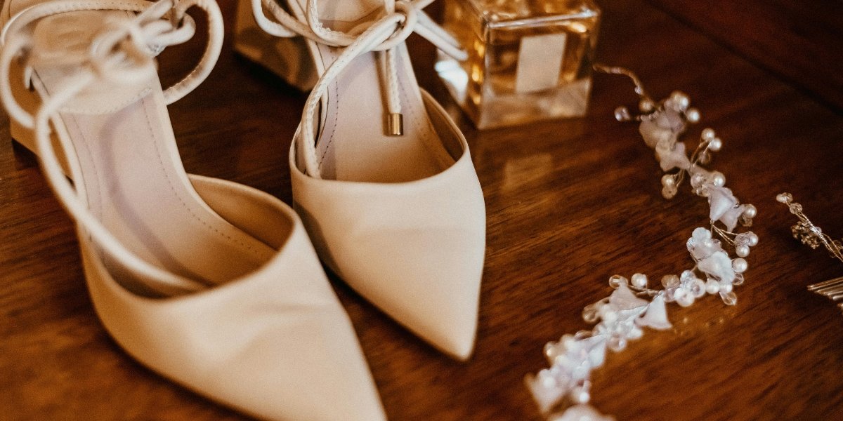 Chaussures de mariée avec bijoux et accessoires en dentelle
