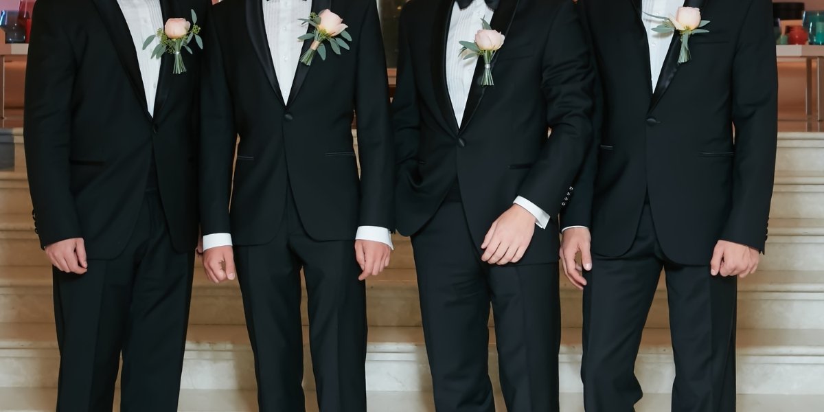 Costumes élégants pour mariés et témoins lors d’un mariage