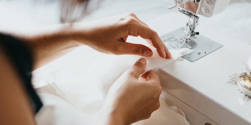 Confection artisanale d’une robe de mariée personnalisée en ligne, réalisée à la main