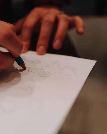 Dessin d’un croquis personnalisé de robe de mariée, étape de conception sur-mesure chez Kaa Couture