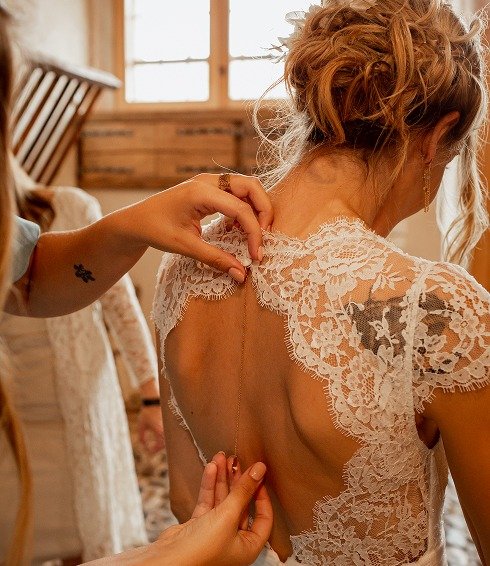 Essayage d’une robe demi-mesure avec une ambassadrice partenaire Kaa Couture, modèle en dentelle avec dos nu élégant