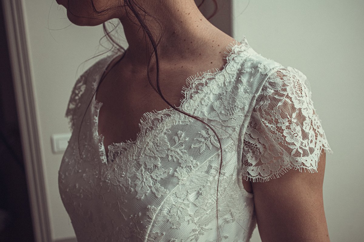 Mariée en robe demi-mesure personnalisee fluide en dentelle dans un cadre champêtre en pleine nature