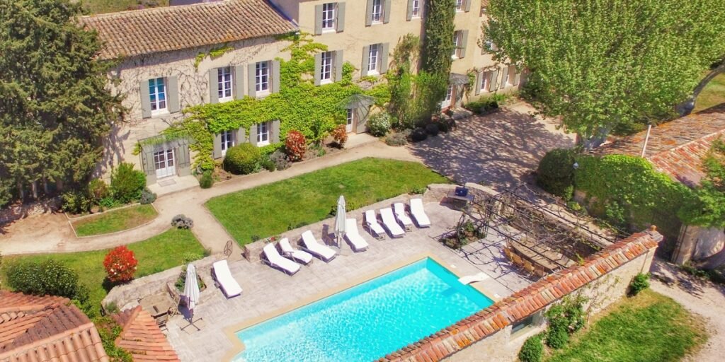 Domaine d'hebergement pour un mariage en Provence avec piscine et espaces extérieurs