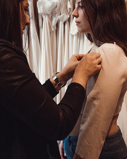 Ajustement des manches lors de l’essayage d’une toile de robe sur-mesure dans l’atelier de Kaa Couture à Avignon