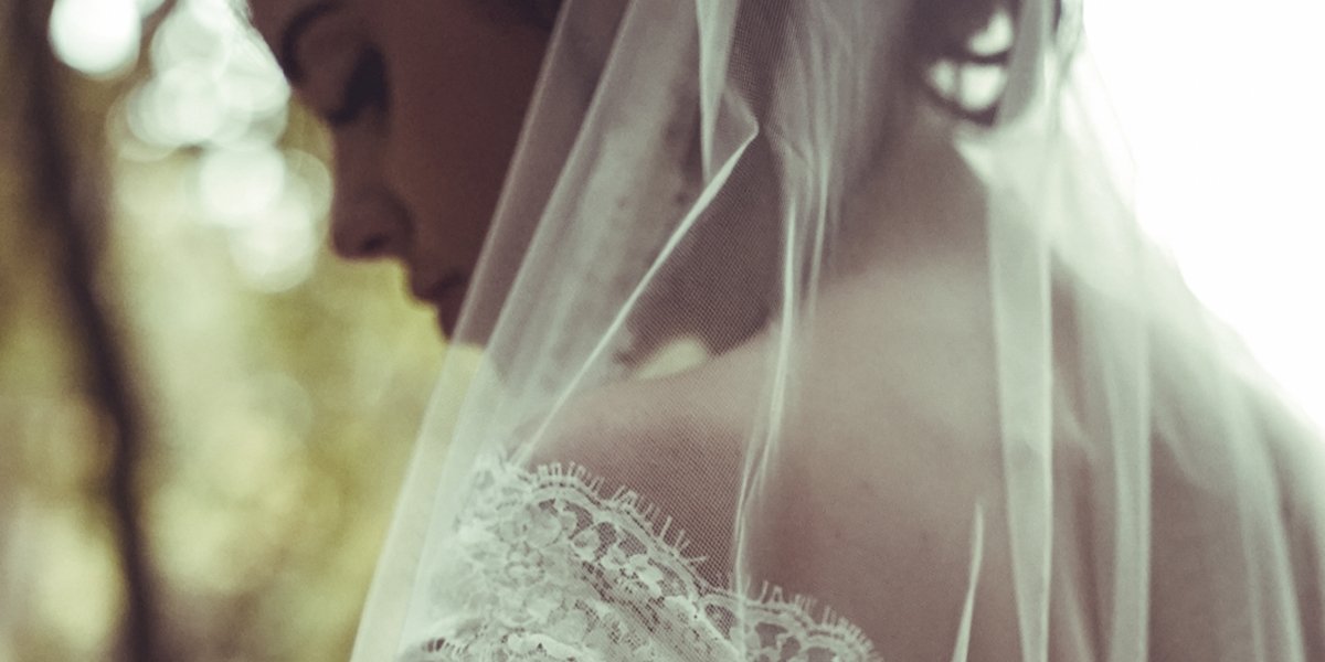 Mariee portant un voile en dentelle dans une ambiance poetique et mysterieuse