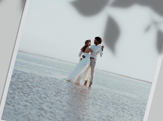 Photo d'un couple mariee posée sur une table avec ombre