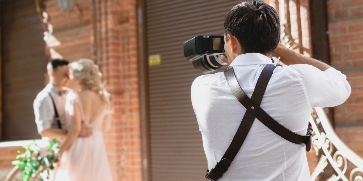 Photographe de mariage capturant les mariés en séance photo