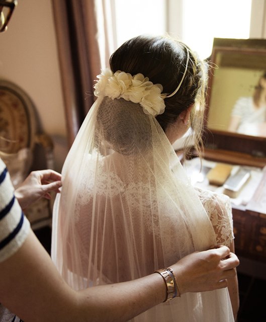 Ambassadrice Kaa Couture ajustant le voile d'une robe de mariee de sa cliente face a un miroir