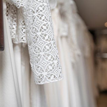 Collection de robes de mariee suspendues en boutique