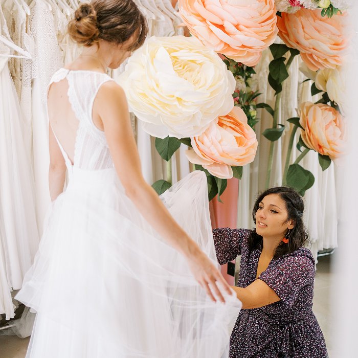 Essayage au showroom de Kaa Couture dans un cadre floral et rose