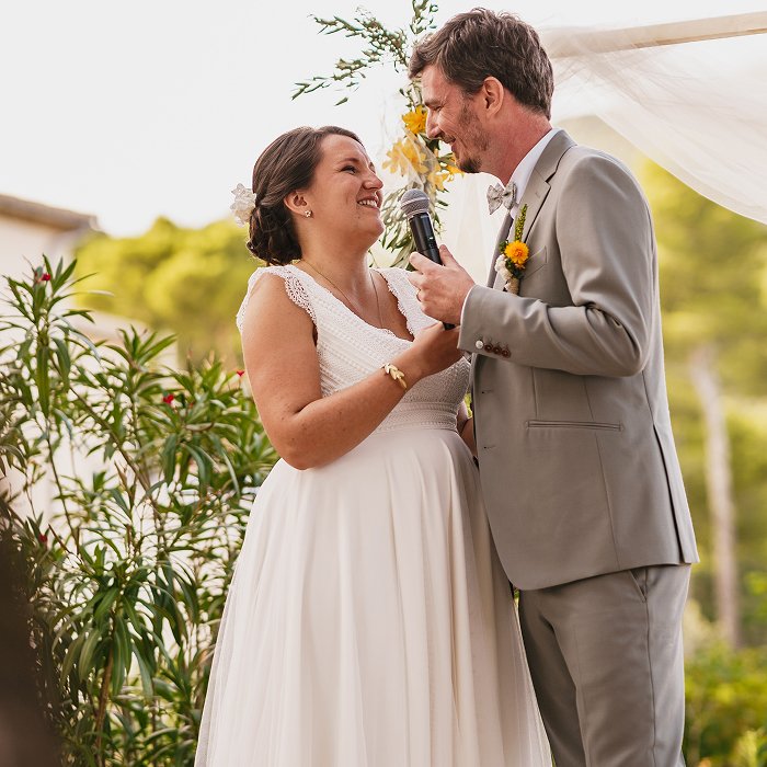 Couple d'une femme en robe de mariee grande taille et son mari durant leur discours de mariage