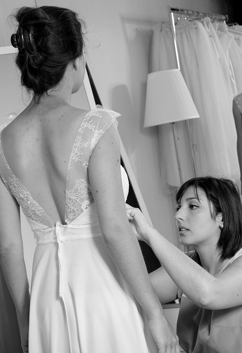 Essayage de robe de mariage en boutique avec kaa couture jeune