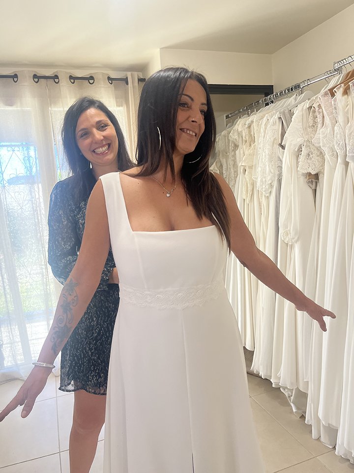 essayage d'une robe de mariée pour ajuster les retouches