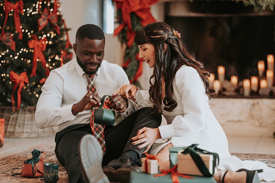 couple de mariés qui ouvrent les cadeaux de noël