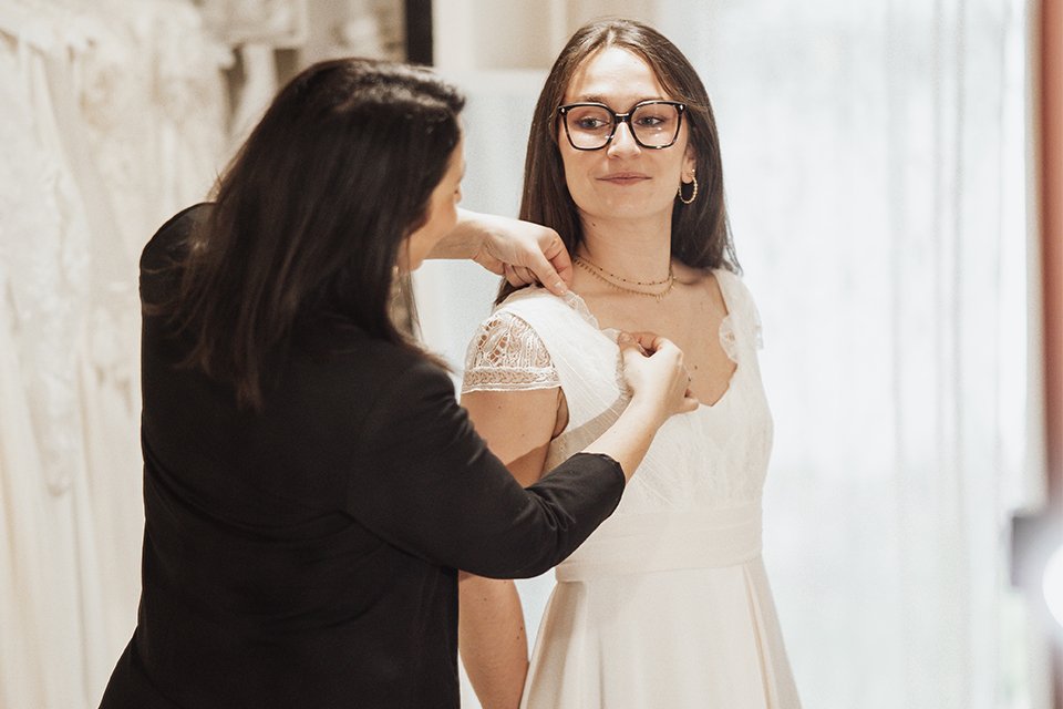 une créatrice peut vous aider à choisir votre décolleté de robe de mariée