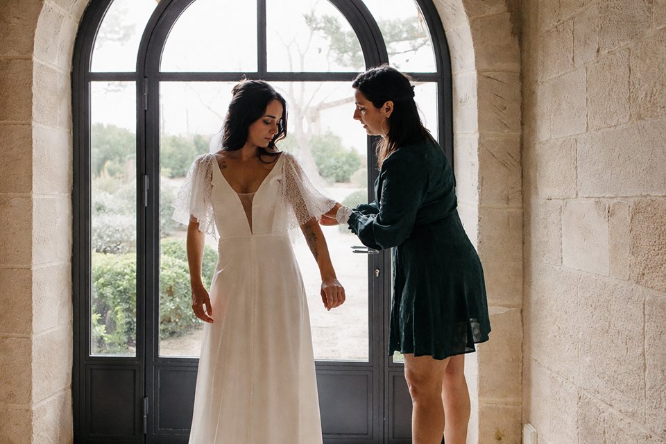 une ambassadrice vous aide à personnaliser votre robe de mariée